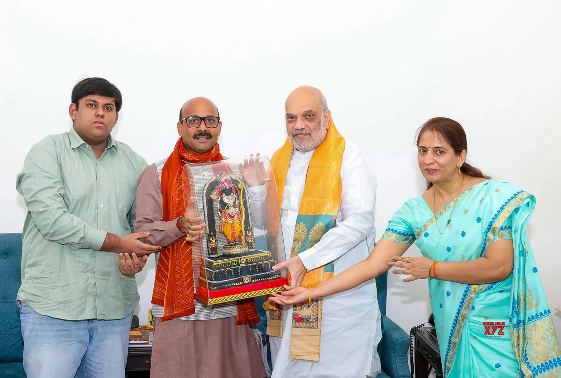 Harish Dwivedi presenting a memento at a party function attended by senior national leadership